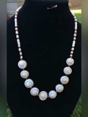 White and Brown Pearl Necklace with Graduated Design